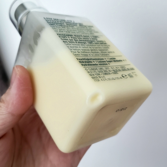 Dramatically Different Moisturizing Lotion With Pump - Picture 3 of 7